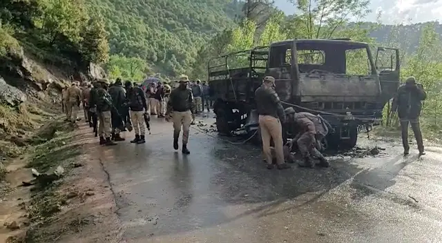 ഭീകരാക്രമണത്തില് തകര്ന്ന സേനാവാഹനം | Photo:PTI