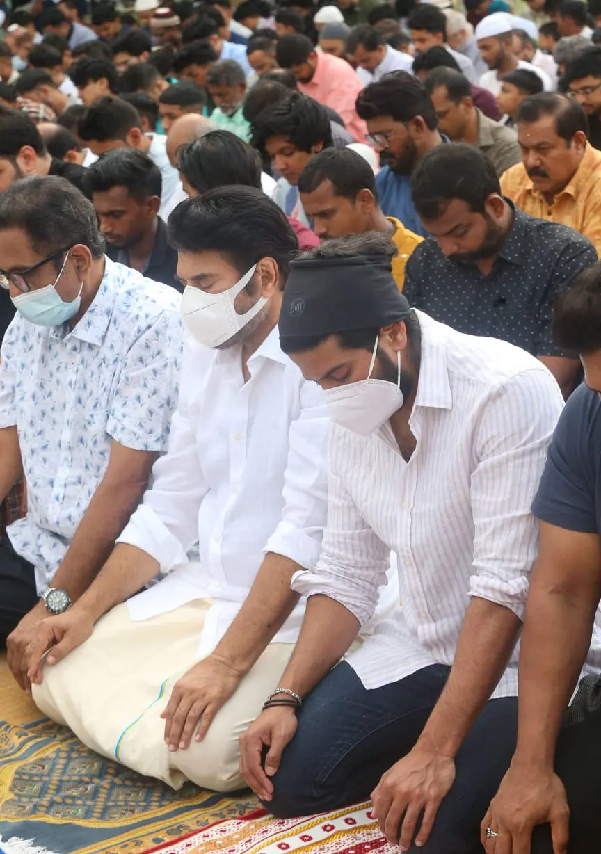നടൻ മമ്മുട്ടിയും മകൻ ദുൽഖർ സൽമാനും കലൂർ സ്റ്റേഡിയത്തിൽ നടന്ന പെരുനാൾ നിസ്കാരത്തിൽ പങ്കെടുക്കാനെത്തിയപ്പോൾ | ഫോട്ടോ: അജി വി.കെ. / മാതൃഭൂമി