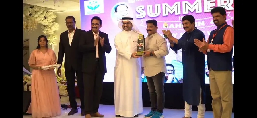 വോര്ക്കാ ബഹ്റൈന് പ്രഥമ ഇന്നസെന്റ് അവാര്ഡ് കലാഭവന് ജോഷിക്ക് സമ്മാനിക്കുന്നു