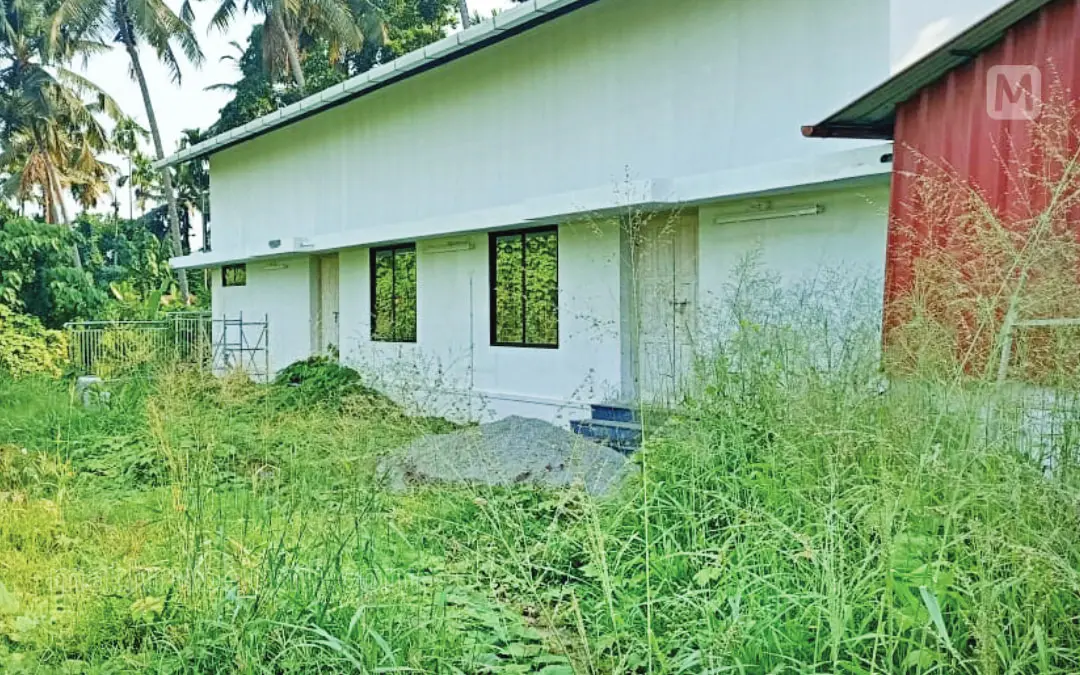 നെടുമ്പാശ്ശേരി പോസ്റ്റ് ഓഫീസിനുസമീപം നിര്മിച്ച വയലാര് - ദേവരാജന് സ്മാരക സാംസ്കാരിക ഹാളിനുചുറ്റും കാടുകയറിയപ്പോള് | ഫോട്ടോ: മാതൃഭൂമി