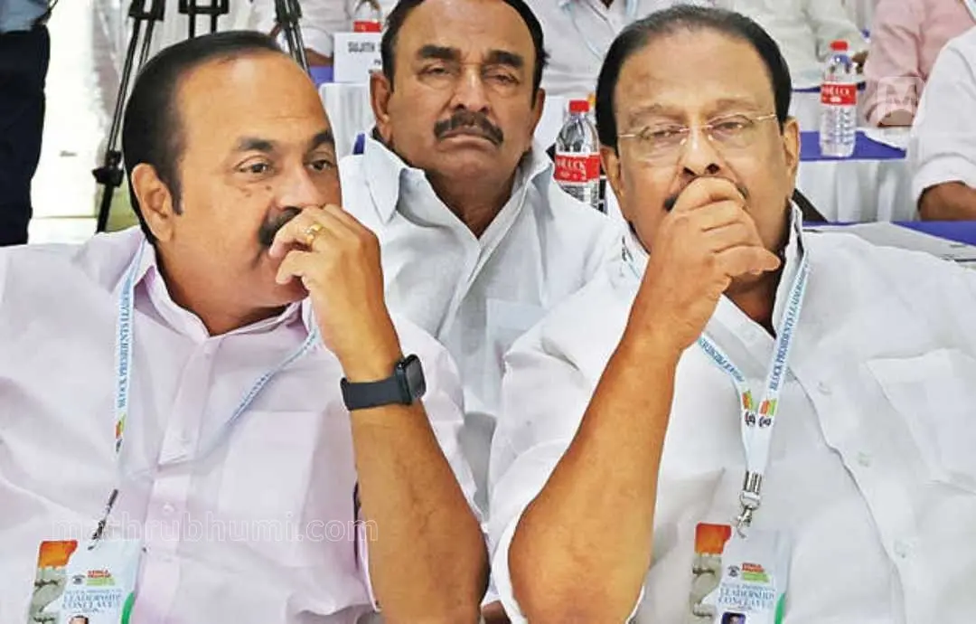കോൺഗ്രസ് ബ്ലോക്ക് പ്രസിഡന്റുമാർക്കായി ആലുവ ശാന്തിഗിരി ആശ്രമത്തിൽ നടക്കുന്ന ദ്വിദിന ക്യാമ്പിന്റെ ഉദ്ഘാടനത്തിനെത്തിയ കെ.പി.സി.സി. പ്രസിഡന്റ് കെ. സുധാകരൻ പ്രതിപക്ഷനേതാവ് വി.ഡി. സതീശനൊപ്പം | ഫോട്ടോ: ടി.കെ. പ്രദീപ്കുമാർ