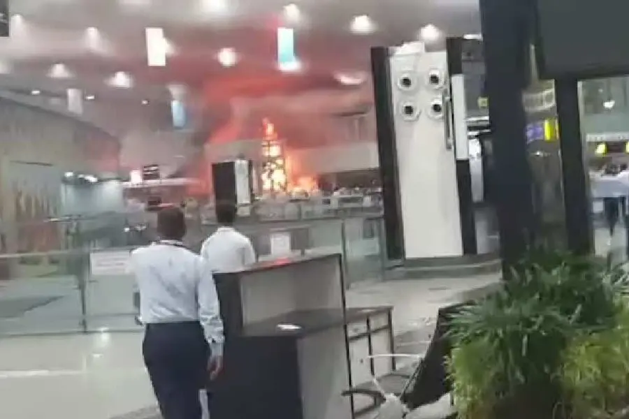 കൊല്ക്കത്ത നേതാജി സുഭാഷ് ചന്ദ്രബോസ് അന്താരാഷ്ട്ര വിമാനത്താവളത്തില് വന് തീപിടുത്തം