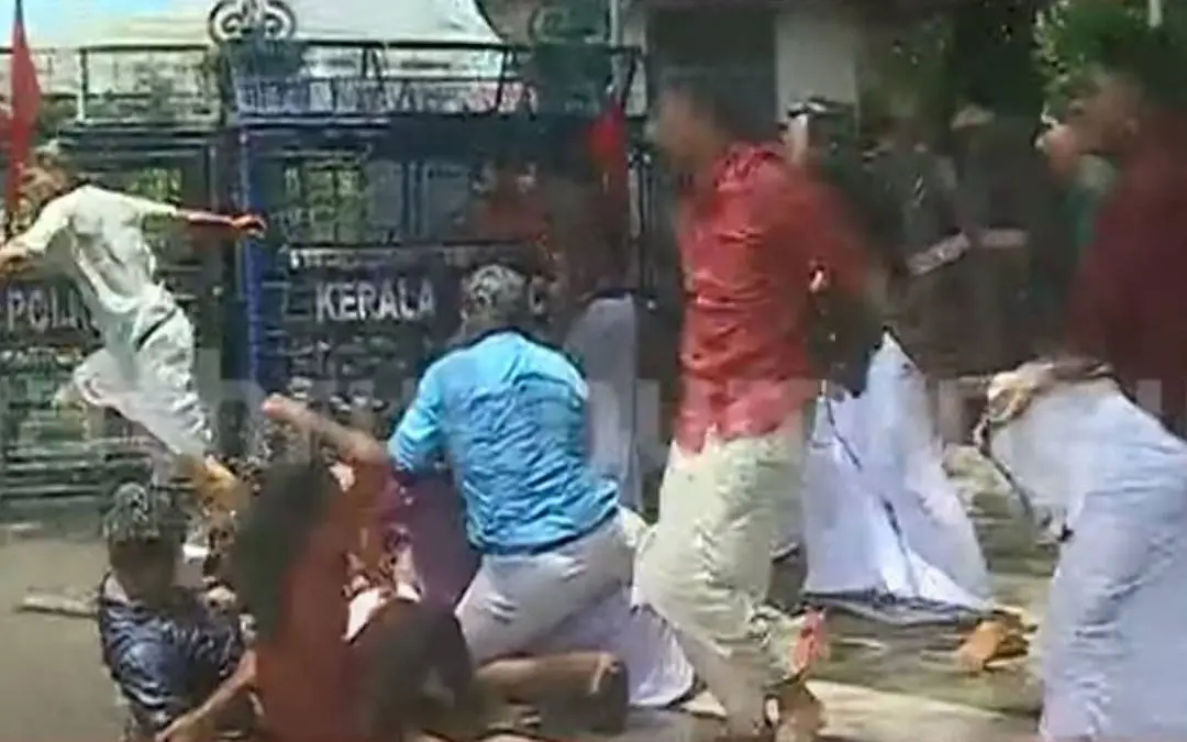 എബിവിപി മാര്ച്ചിനിടെ പോലീസ് ജലപീരങ്കി പ്രയോഗിച്ചപ്പോള്