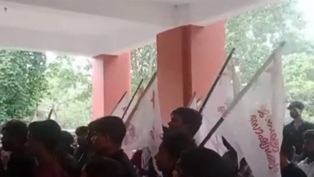 എസ്.എഫ്.ഐ. സമരം | Photo: Screengrab/ Mathrubhumi News