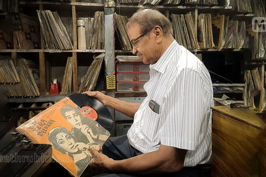 സ്വന്തമായി അഞ്ചടി ഉയരമുള്ള ഗ്രാമഫോണ്‍, പഴക്കം മുപ്പത്തഞ്ച് വര്‍ഷം; 'ഇന്നും പാടും, ഞാന്‍ കേള്‍ക്കും'