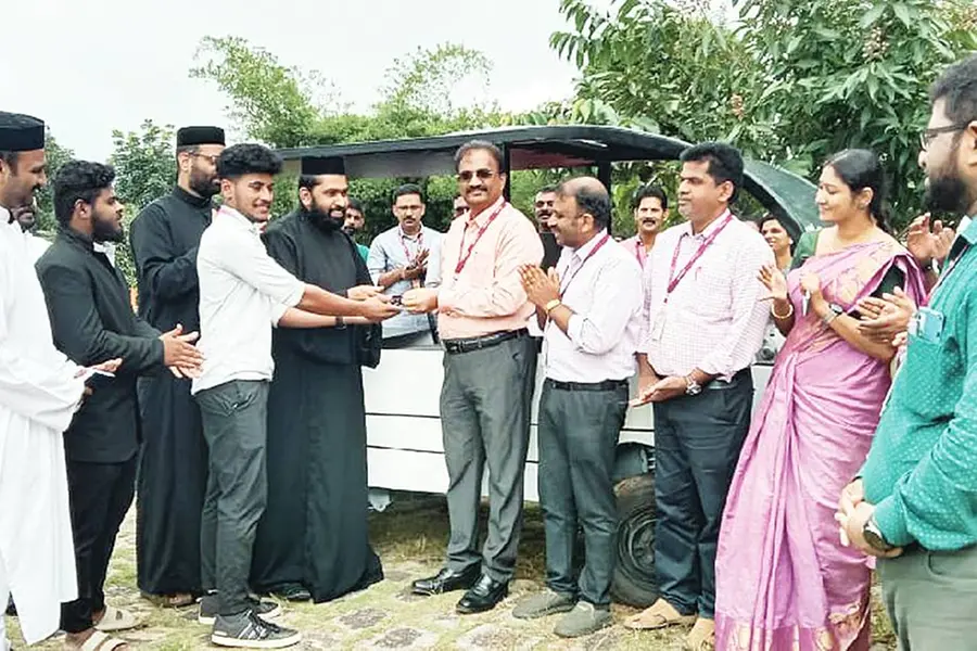 സൂര്യപ്രകാശത്തില് ചാര്ജാകും, യാത്രാ ചെലവില്ല; സോളാര്കാര് കോളേജിന് നല്കി വിദ്യാര്ഥികള്