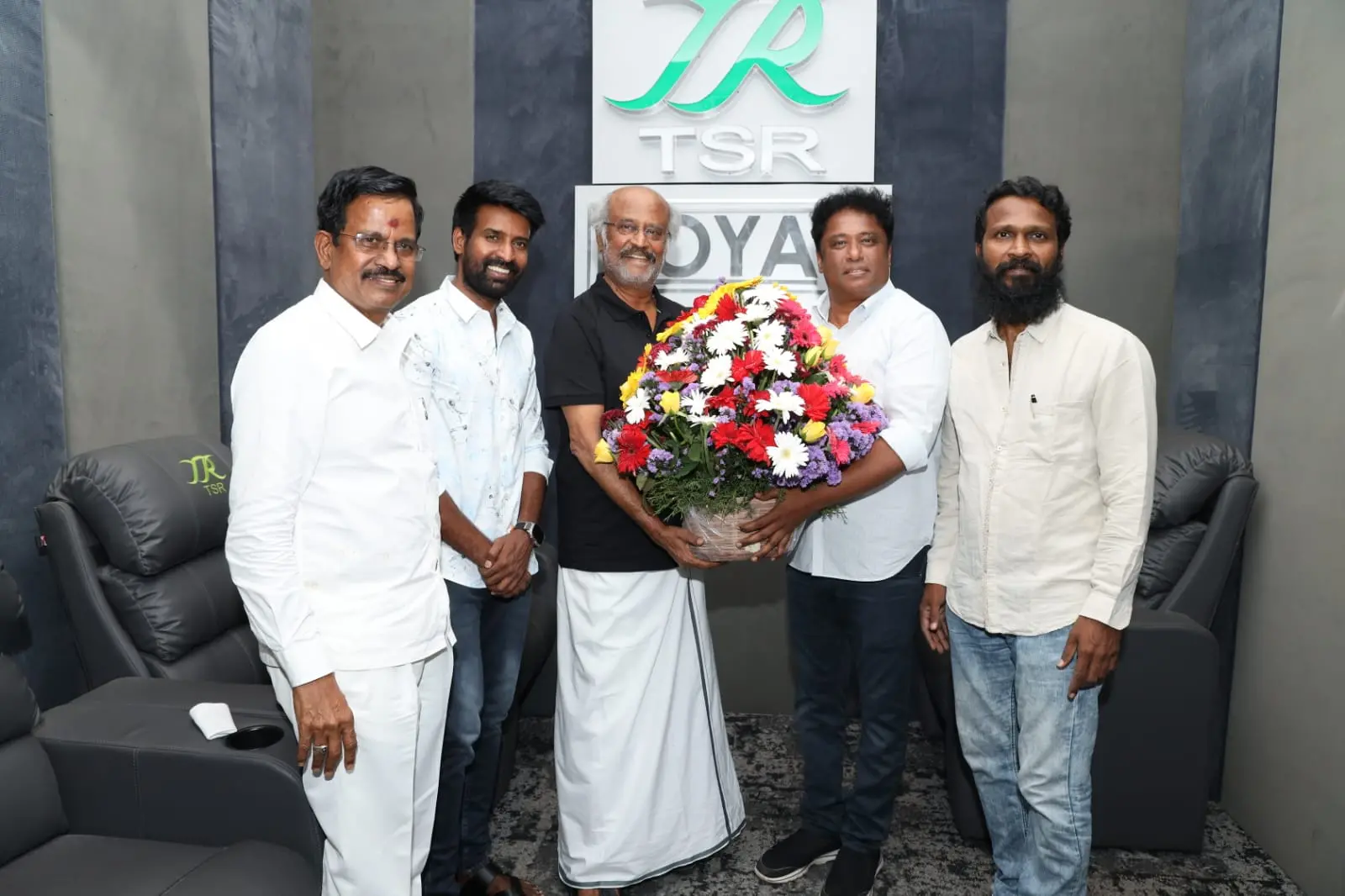 വിടുതലൈ പ്രത്യേക പ്രദർശനത്തിനെത്തിയ രജിനികാന്ത് | ഫോട്ടോ: twitter.com/RIAZtheboss
