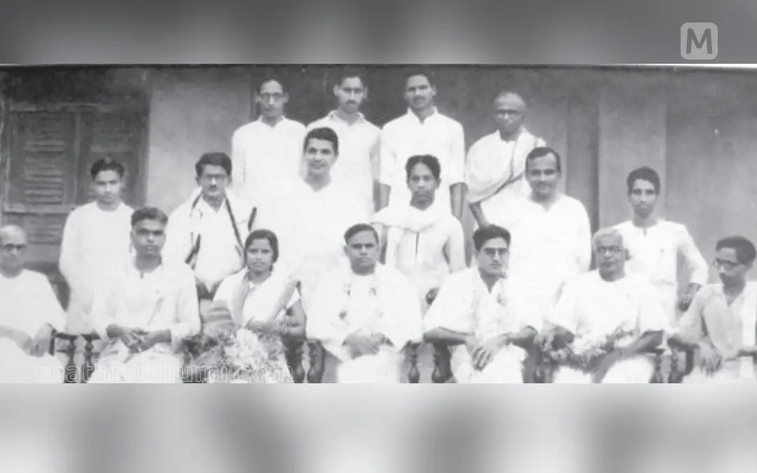 മാതൃഭൂമിക്കാല ചിത്രം. എന്‍. കൃഷ്ണന്‍ നായര്‍, ടി.പി.സി. കിടാവ്, ലീലാദാമോദരമേനോന്‍, കെ.എ. ദാമോദരമേനോന്‍, ഭാസ്‌കരമേനോന്‍, കെ. കേളപ്പന്‍ എന്നിവരോടൊപ്പം കുട്ടികൃഷ്ണമാരാര്‍ (ഇരിക്കുന്നവരില്‍ ഏറ്റവും വലത്ത്) | ഫോട്ടോ: മാതൃഭൂമി