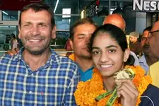 ലോണെടുത്തും ജോലി ഉപേക്ഷിച്ചും പരിശീലിപ്പിച്ച അച്ഛന്‍റെ കൂടി നേട്ടമാണ് ലോകചാമ്പ്യന്‍റെ ഈ പൊന്‍തിളക്കം