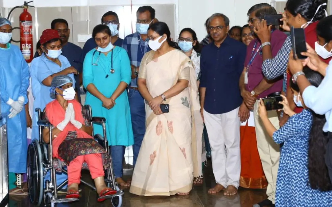 കരള്‍ മാറ്റിവയ്ക്കല്‍ ശസ്ത്രക്രിയ കഴിഞ്ഞ സുജാതയെ കാണാനെത്തിയ ആരോ​ഗ്യമന്ത്രി വീണാ ജോർജ്