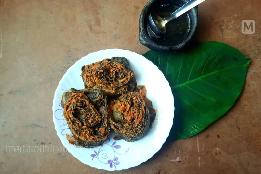 എരിവും അല്പം പുളിയും ചേർന്ന ചേമ്പില കൊണ്ടുള്ള കിടിലൻ പത്രോട; കൊങ്കണി രുചി