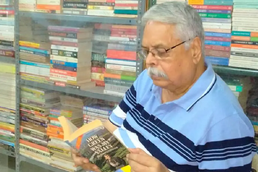 പെട്ടികള് പൊട്ടിച്ച ഉദ്യോഗസ്ഥൻ പാലക്കലിനോട് ചോദിച്ചു: നാട്ടില് ഇനി പുസ്തക കച്ചോടമാണല്ലേ പ്ലാൻ?