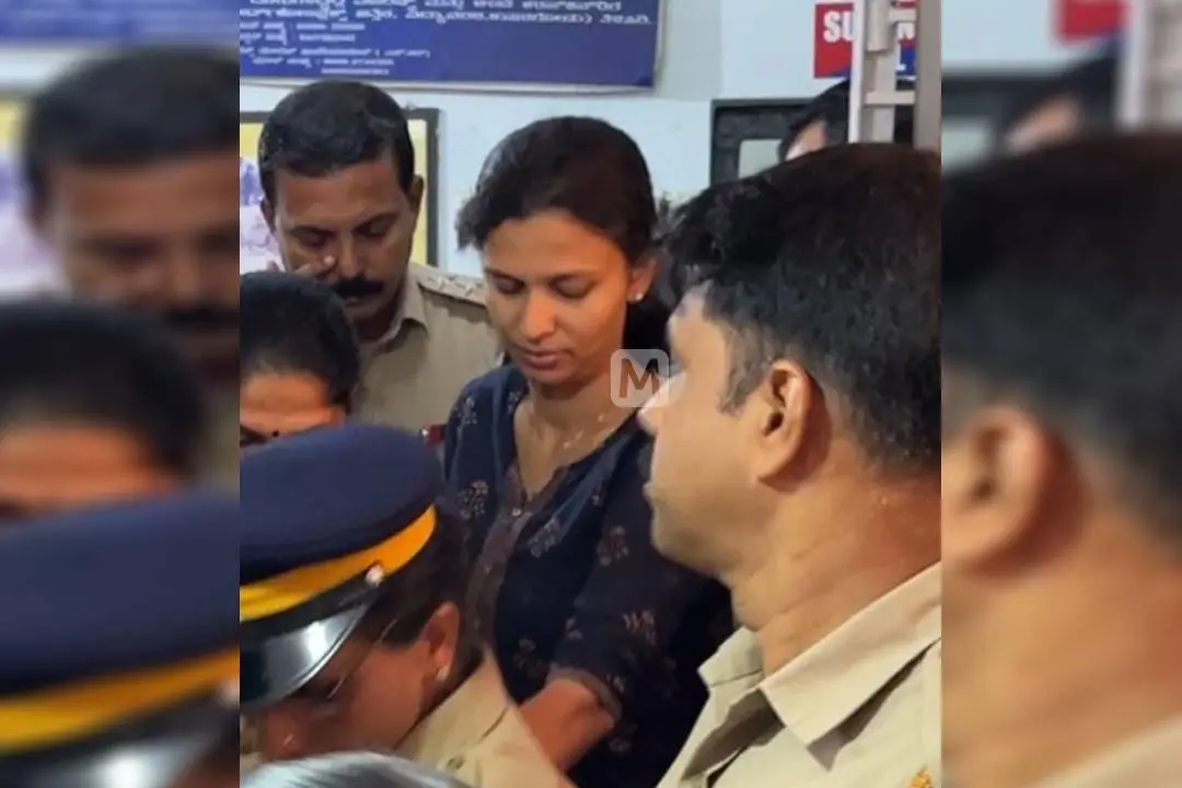 നീലേശ്വരം പോലീസ് അറസ്റ്റ് ചെയ്ത കെ. വിദ്യയെ കോടതിയിലേക്ക് കൊണ്ടു പോകുന്നു |ഫോട്ടോ:രാമനാഥ് പൈ/മാതൃഭൂമി
