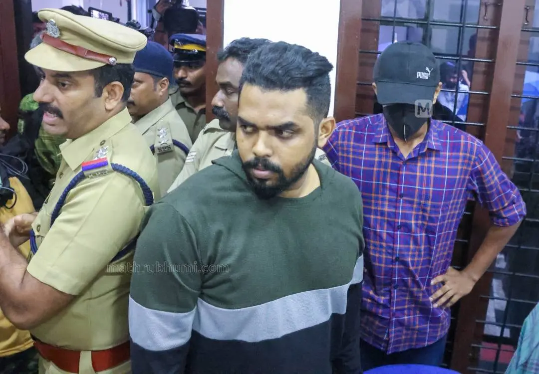 നിഖില് തോമസിനേയും അബിന് രാജിനേയും പോലീസ് തെളിവെടുപ്പിന് എത്തിച്ചപ്പോള്| ഫോട്ടോ:ബി.മുരളീകൃഷ്ണന്/മാതൃഭൂമി