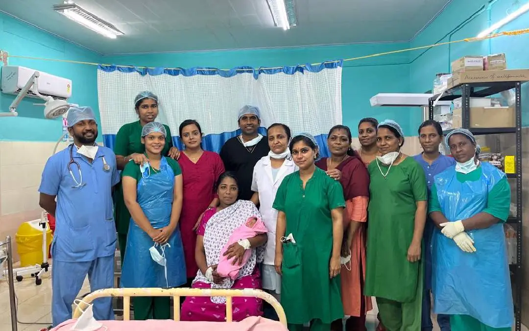 പ്രീതിയും കുഞ്ഞും കുണ്ടറ താലൂക്ക് ആശുപത്രിയിലെ ഡോക്ടര്മാര്ക്കും മറ്റ് ജീവനക്കാരോടുമൊപ്പം