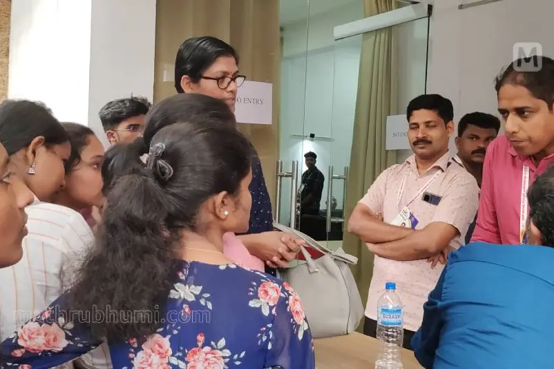 ആദ്യദിനം നടന്ന നാടന്പാട്ട് മത്സരത്തിന്റെ അപ്പീല് ഫലം വന്നില്ല; പ്രതിഷേധിച്ച് വിദ്യാര്ഥിനികള്