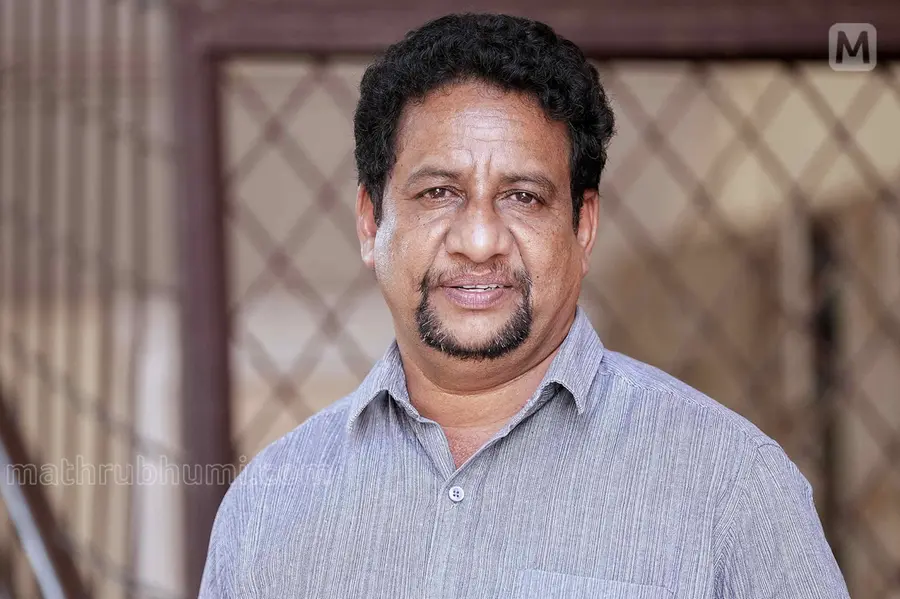 അന്ന് പ്രതിഷേധ ചവിട്ടുനാടകം; ഇന്ന് ആറുടീമുകളുടെ ആശാനായി അലക്സ് കലോത്സവത്തിന്