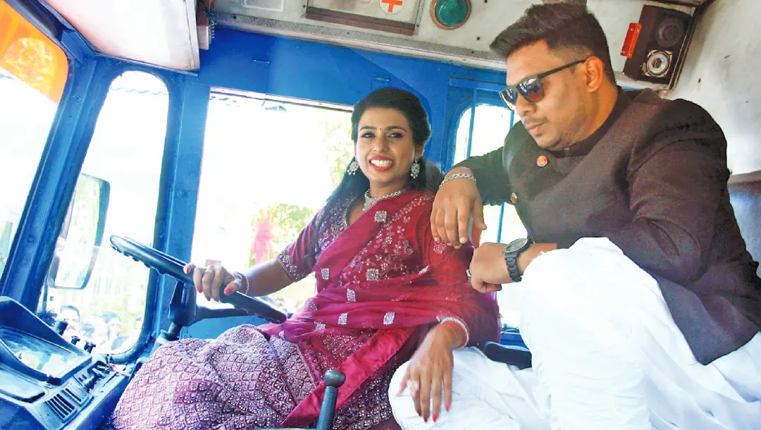 ഡെലീഷ്യയും ഹാന്‍സണും ടാങ്കര്‍ലോറിയില്‍ മനസ്സമ്മത വിരുന്നിനെത്തിയപ്പോള്‍ | ഫോട്ടോ: മാതൃഭൂമി
