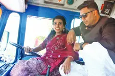 ഡ്രൈവിങ്ങ് സീറ്റില്‍ വധു, തൊട്ടരികില്‍ വരന്‍; ടാങ്കര്‍ ലോറിയില്‍ മനസ്സമ്മത വിരുന്നിനെത്തി ഡെലീഷ്യ