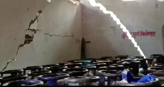 തെഹ്രി ഗര്വാലിലിലെ വിള്ളലുണ്ടായ കെട്ടിടം | Photo: ANI