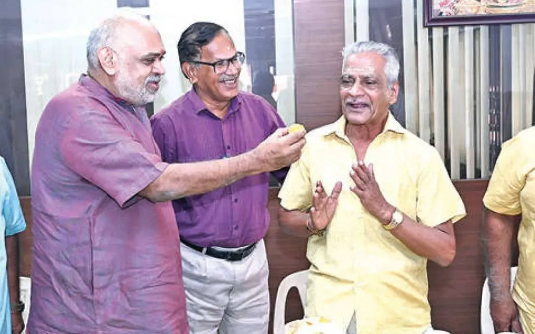 പാറമേക്കാവ് ദേവസ്വം ഓഫീസിലെത്തിയ കിഴക്കൂട്ട് അനിയന്മാരാര്ക്ക് ദേവസ്വം സെക്രട്ടറി ജി. രാജേഷ് ലഡു നല്കുന്നു