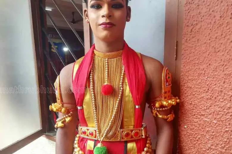 സിമന്റുപൊടിയില് കഷ്ടപ്പെടുന്ന അച്ഛന്റെ വിയര്പ്പുണ്ട്, ഭഗവതിന്റെ വിജയത്തിന് പിന്നില്