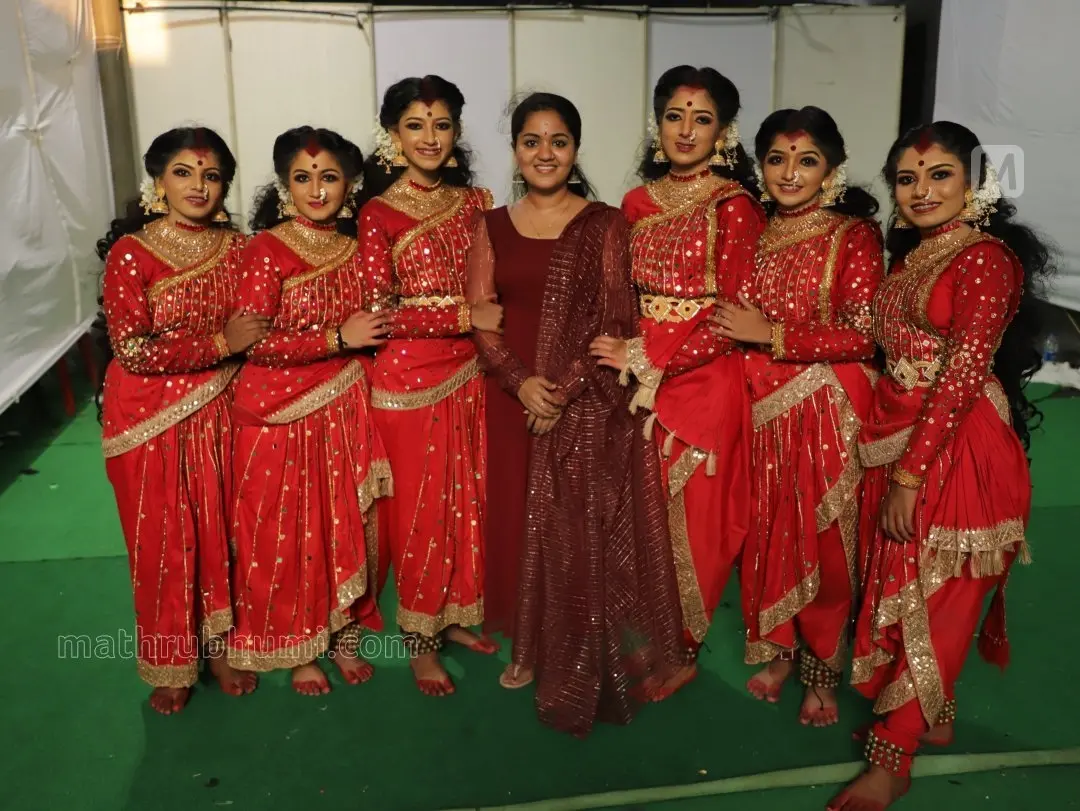 ഭാഗ്യ ടീച്ചറും കുട്ടികളും, ഈ ചിത്രം പകര്‍ത്തുമ്പോള്‍ മത്സരാര്‍ഥികളില്‍ ഒരാള്‍ സിക്ക് റൂമിലായിരുന്നു.
 | ഫോട്ടോ: ആകാശ് എസ്. മനോജ്