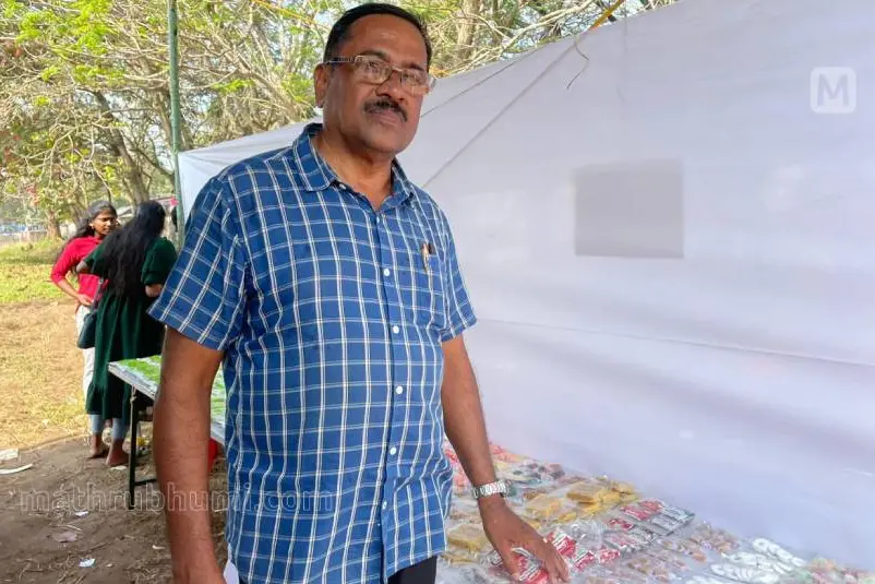 നൊസ്റ്റാള്ജിയ നുണഞ്ഞ് മിഠായി കഴിക്കാം, ഹരീന്ദ്രന്റെ കടയില് നിന്ന്...