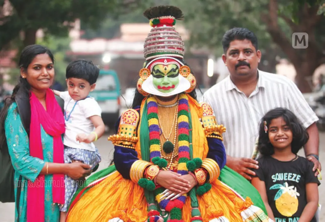 ഹൃദ്യ ഹസീന് കഥകളിക്കു ശേഷം മാതാപിതാക്കള്ക്കും സഹോദരിമാര്ക്കും ഒപ്പം.