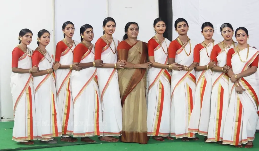 കച്ചേരിപ്പടി സെന്റ് ആന്റണീസ് സ്കൂളിലെ തിരുവാതിര ടീമിനൊപ്പം പ്രീത ടീച്ചർ