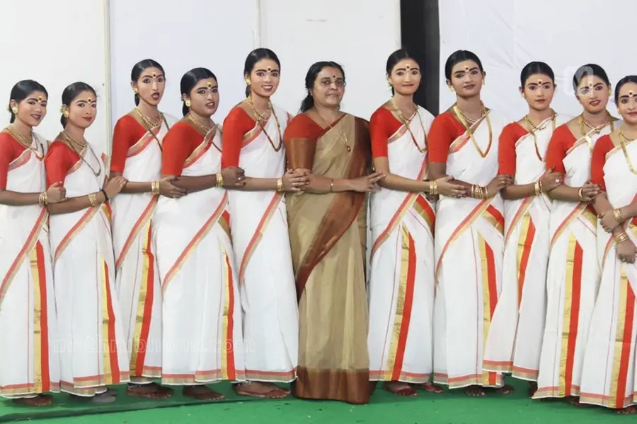 അന്ന് കലിവേഷത്തില് ക്ലാസിലേക്ക്; ഇന്ന് തിരുവാതിര ടീമിനൊപ്പം കലോത്സവത്തിന്- പ്രീതടീച്ചര് പൊളിയാണ്