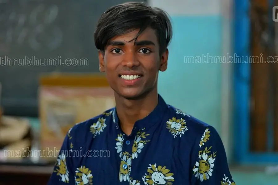 പഠിക്കാന് പത്രവില്പ്പന,മിച്ചം വെച്ച് കുടുംബം നോക്കും; ഇത് 'നാടക'മല്ല പ്രിന്സിന്റെ ജീവിതം