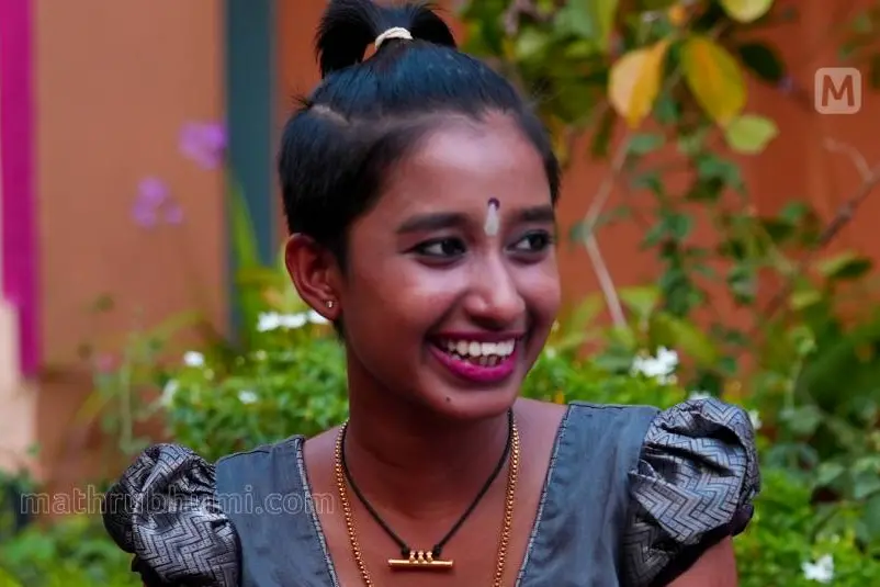 കനല് വഴി താണ്ടി,അര്ബുദത്തെ തോല്പ്പിച്ച് കലോത്സവവേദിയില് അവനി ചിരിച്ചു