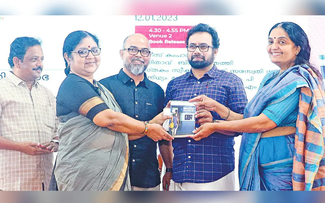 'ലേഡീസ് കമ്പാര്‍ട്ട്മെന്റ്' എന്ന പുസ്തകം മന്ത്രി ആര്‍.ബിന്ദു, സരസ്വതി നാഗരാജനു നല്‍കി പ്രകാശനം ചെയ്യുന്നു. ടി.ഐ. മധുസൂദനന്‍ എം.എല്‍.എ., ഗ്രന്ഥകാരന്‍ ബിജു മുത്തത്തി, ജോണ്‍ ബ്രിട്ടാസ് എം.പി. എന്നിവര്‍ സമീപം.