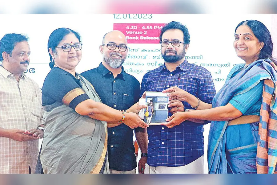 'ലേഡീസ് കമ്പാര്‍ട്ട്മെന്റ്' പ്രകാശനം ചെയ്തു