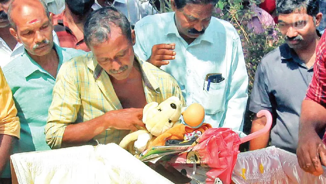 ഇംഗ്ലണ്ടിൽ കൊല്ലപ്പെട്ട മലയാളി നഴ്സ് അഞ്ജു (39), മക്കളായ ജീവ (ആറ്), ജാൻവി (നാല്) എന്നിവരെ സംസ്കരിക്കുന്നതിനുമുമ്പ്, കുഞ്ഞുങ്ങളുടെ മൃതദേഹങ്ങൾക്കൊപ്പമുള്ള കളിപ്പാട്ടം, കുട, പുസ്തകങ്ങൾ തുടങ്ങിയവ എടുത്തുമാറ്റുന്നു | ഫോട്ടോ: ജി. ശിവപ്രസാദ്