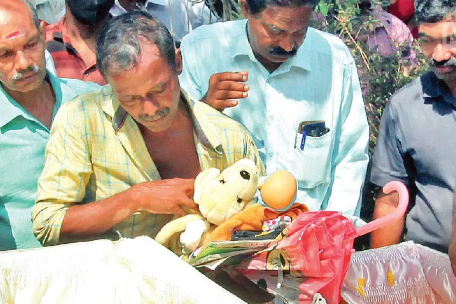 ഉറ്റവർക്ക് ഓമനിക്കാൻ പാവയും കുടയും ബാക്കി; അഞ്ജുവിനും കുഞ്ഞുങ്ങള്ക്കും നാട് വിടനല്കി