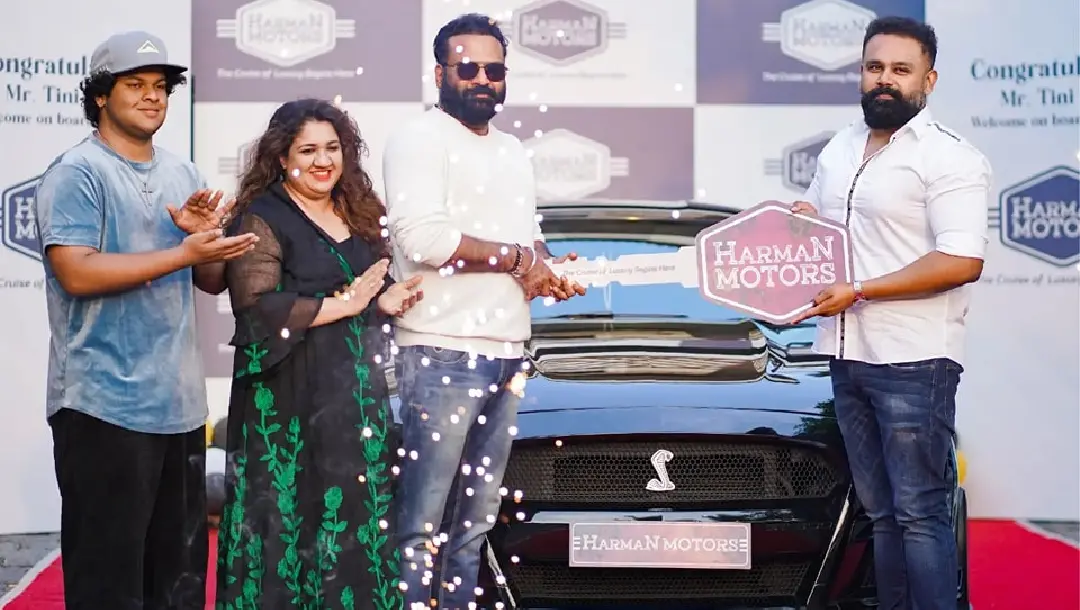 ടിനി ടോം തന്റെ പുതിയ വാഹനം ഏറ്റുവാങ്ങുന്നു | Photo: Facebook/Harman Motors