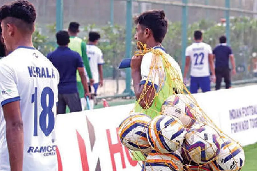 നിലവിലെ ചാമ്പ്യന്മാര് തലതാഴ്ത്തി, സന്തോഷമില്ലാതെ കേരളം