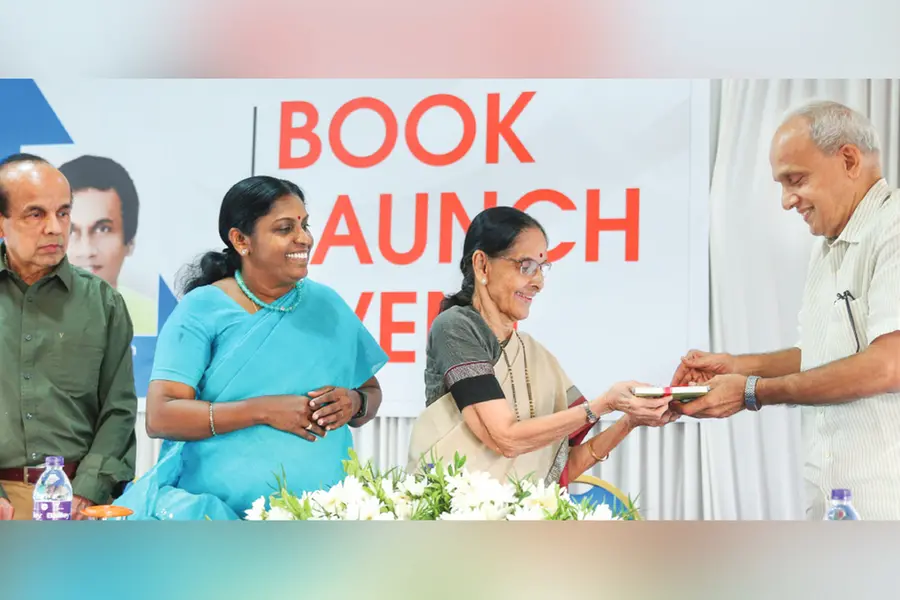 ഓര്‍മത്താളുകളില്‍ നിറഞ്ഞ് ഹേംജിത്ത്; 'കറി ബിസ്‌കറ്റ് 'പ്രകാശനം ചെയ്തു