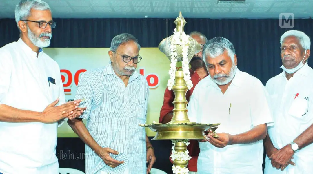 തിരൂര്‍ തുഞ്ചന്‍പറമ്പില്‍ തുടങ്ങിയ തുഞ്ചന്‍ ഉത്സവം എഴുത്തുകാരന്‍ പെരുമാള്‍ മുരുകന്‍ ഉദ്ഘാടനംചെയ്യുന്നു. ഡോ. കെ. ശ്രീകുമാര്‍, എം.ടി. വാസുദേവന്‍ നായര്‍, പി.പി. രാമചന്ദ്രന്‍, വി. അപ്പു എന്നിവര്‍ സമീപം