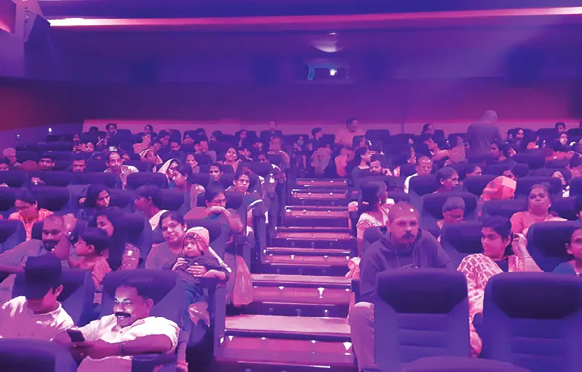 വളയത്തുകാർ കക്കട്ടിൽ അജന്ത തിയേറ്ററിൽ 'ഡിയർ വാപ്പി' സിനിമ കാണാനെത്തിയപ്പോൾ