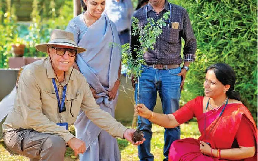 ആലുവയിലെ കാർബൺ ന്യൂട്രൽ ഫാമിൽ സന്ദർശനത്തിനെത്തിയ ഇസ്രയേൽ എംബസിയിലെ അഗ്രികൾച്ചറൽ അറ്റാഷെ യായർ എഷേൽനീല അമരിയുടെ തൈ നടുന്നു | ഫോട്ടോ: മാതൃഭൂമി