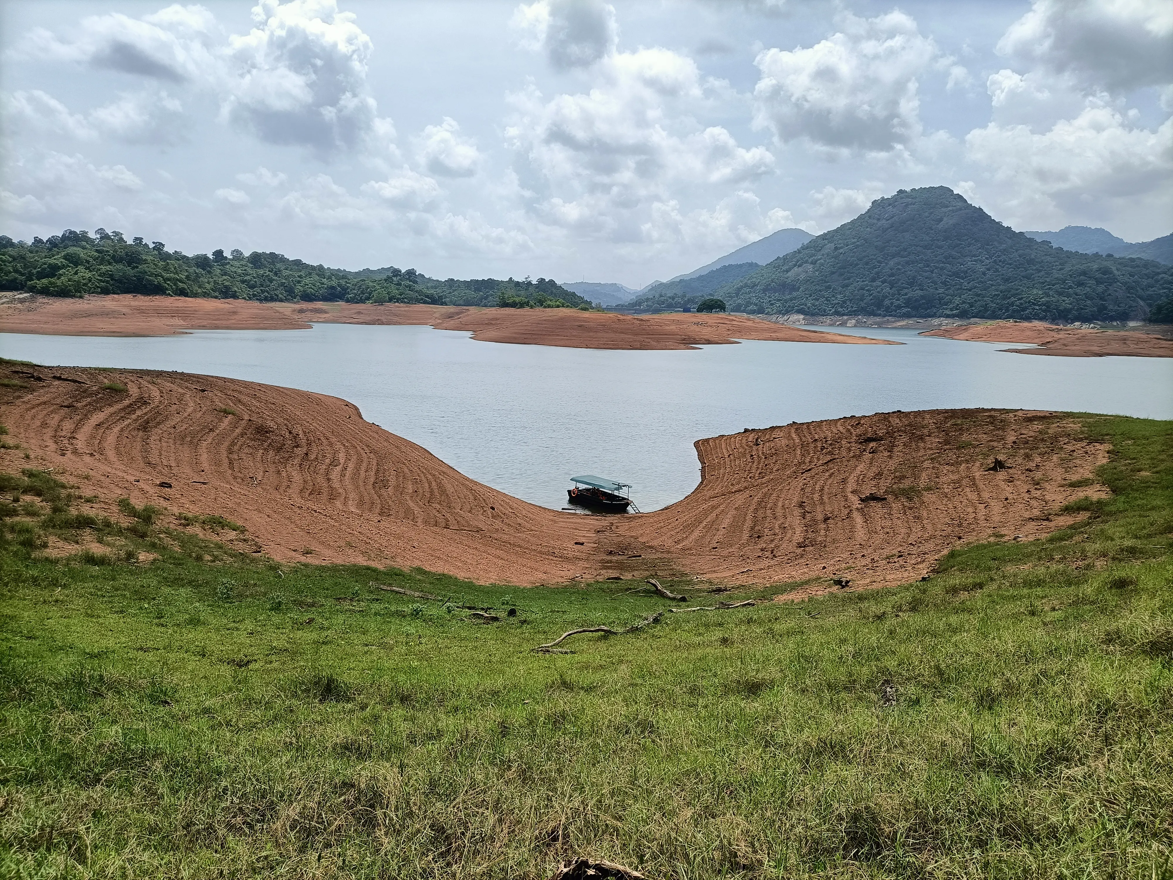 റിസർവ്വോയറിൽ കാത്തുകിടക്കന്ന ശെന്തുരുണിയിലെ ബോട്ട്