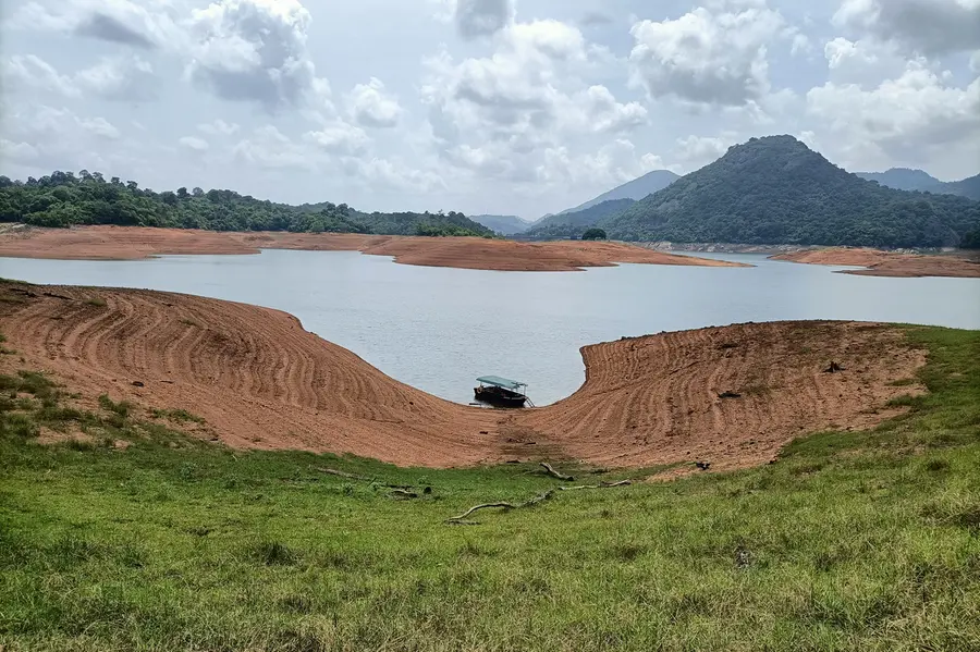 കടുവയും രാജവെമ്പാലയും വാഴുന്ന ശെന്തുരുണിക്കാട്ടിലെ പറുദീസ; ഇടിമുഴങ്ങാന് പാറയിലേക്ക്