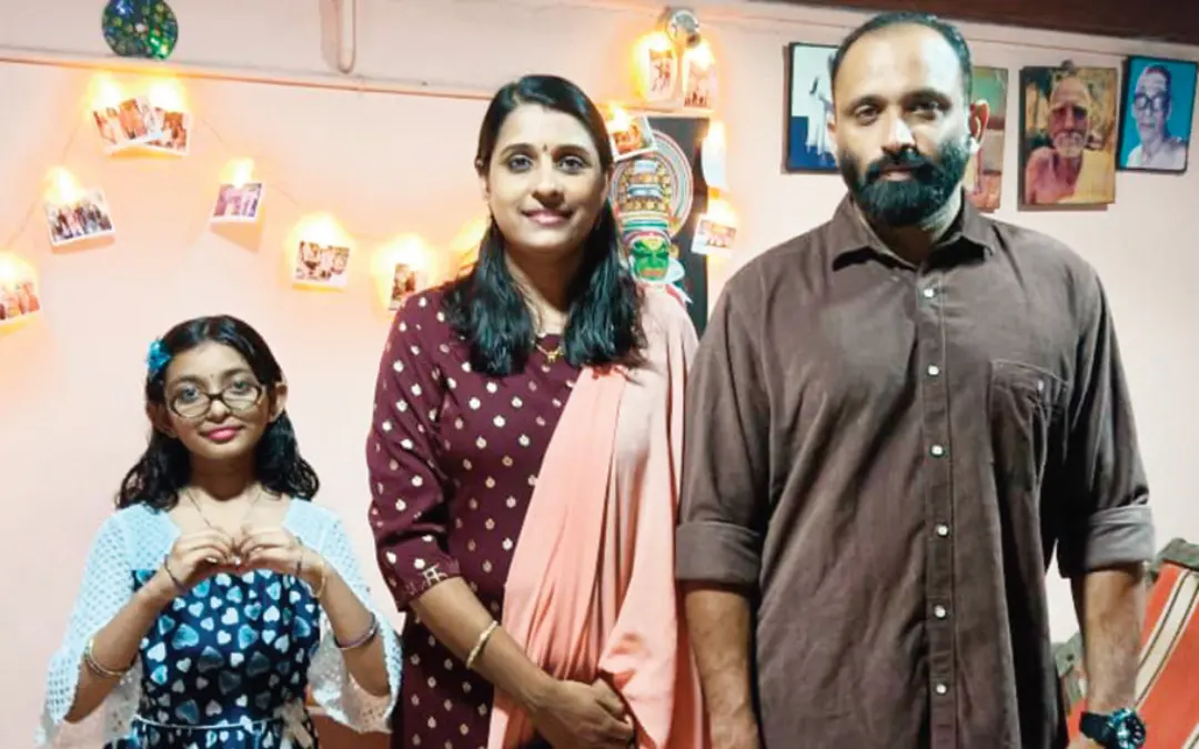മകൾ ധ്വനി, ഭാര്യ ഡോ. ആതിര എന്നിവർക്കൊപ്പം എൻ.ബി. വൈശാഖ് | ഫോട്ടോ: ഇ പേപ്പർ
