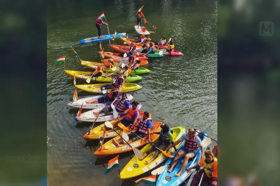 റിപ്പബ്ലിക് ദിനാഘോഷം; ചാലിയാറില് പരേഡ് നടത്തി കയാക്കിങ് സംഘം
