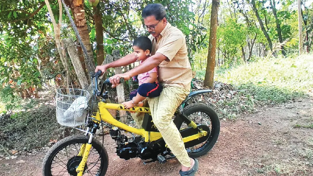 നിലമ്പൂര് റെയില്വേ കല്പറമ്പില് ശിവശങ്കരന് (മണി) താന് നിര്മിച്ച സൈക്കിള് ബൈക്കില്