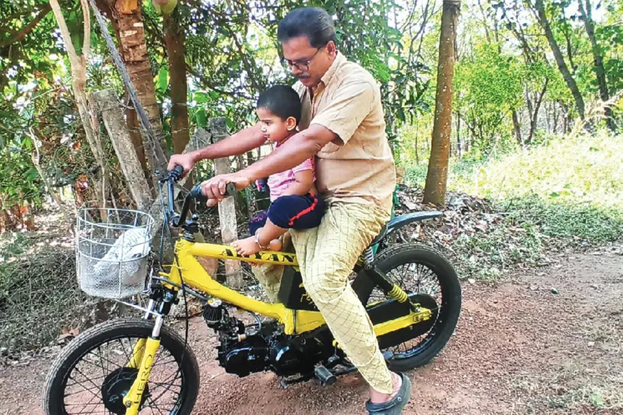 സൈക്കിളുമല്ല, ബൈക്കുമല്ല; ഇത് പേരക്കുട്ടിക്കായി മുത്തച്ഛന് ഉണ്ടാക്കിയ സൈക്കിള് ബൈക്ക്