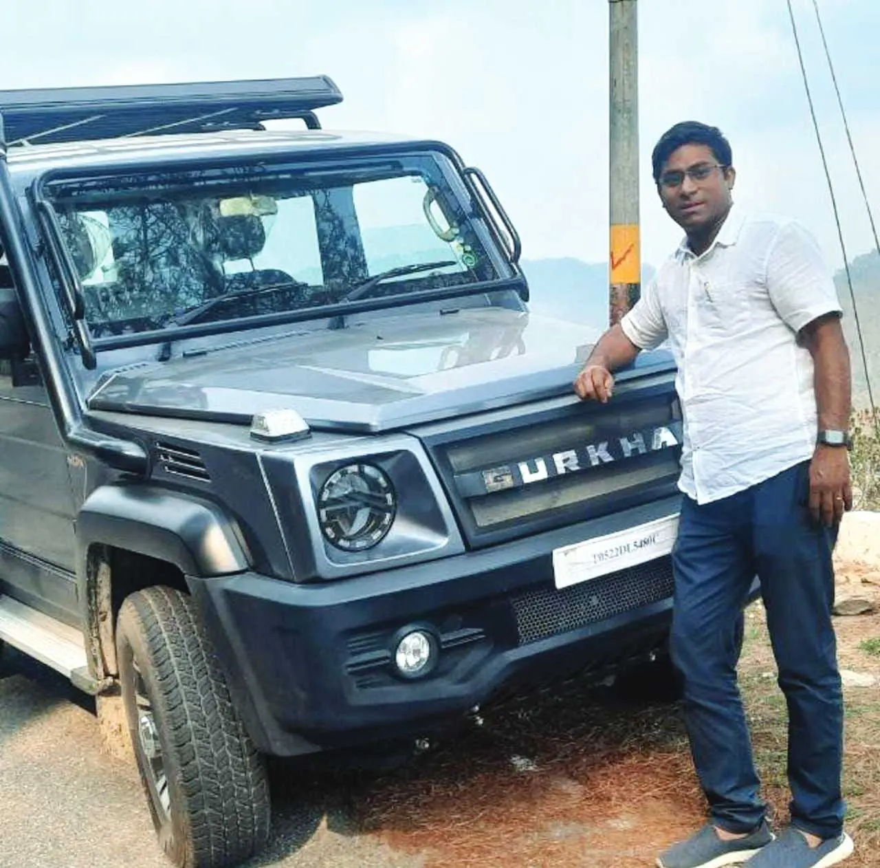 ജോഷിമഠിലേക്ക് യാത്രപോയ ജീപ്പിനരികെ ഫാ. മെല്വിന് അബ്രഹാം.